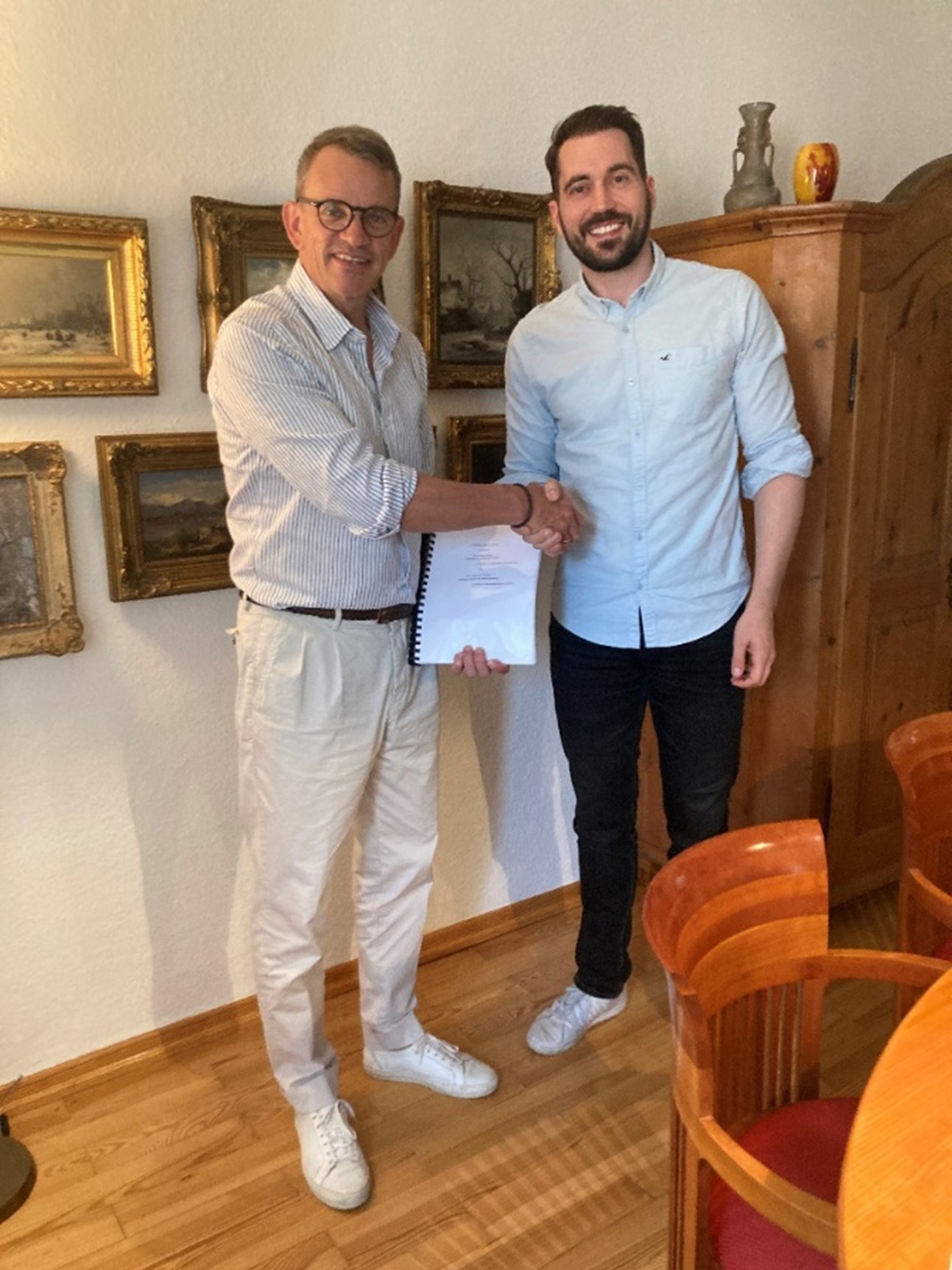 Herr Dr. Wenz und Herr Dr. Kreutzer nach der Unterzeichnung der Praxisübernahme
